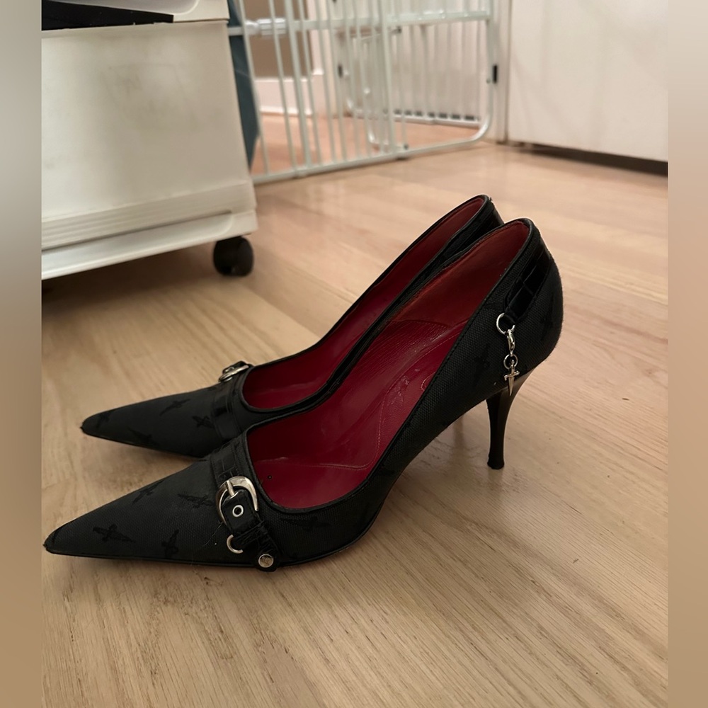 Black heel pointed toe